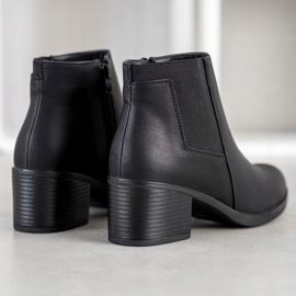 J. Star Botas en un poste negro 1 J. Star Botas en un poste negro 1