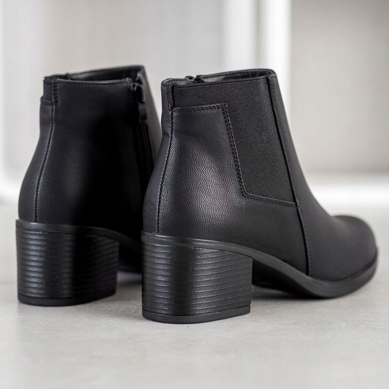 J. Star Botas en un poste negro 1 J. Star Botas en un poste negro 1