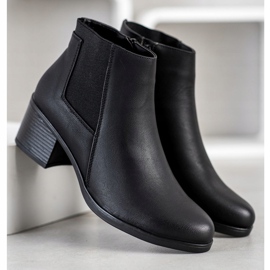 J. Star Botas en un poste negro 3