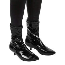 Tacones lacados en negro con un calcetín Ragemour 1 Tacones lacados en negro con un calcetín Ragemour 1