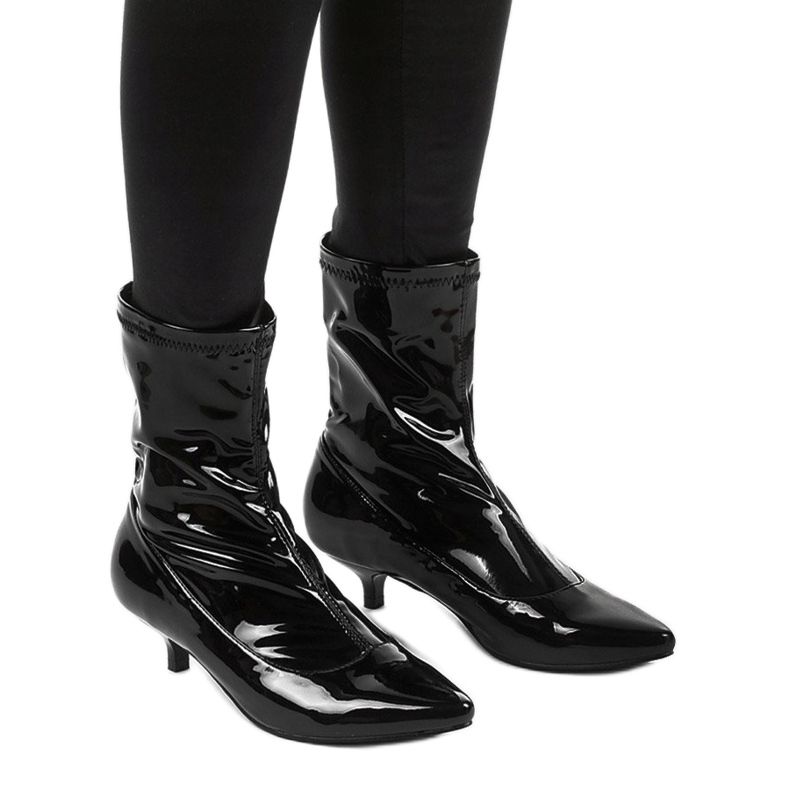 Tacones lacados en negro con un calcetín Ragemour 1 Tacones lacados en negro con un calcetín Ragemour 1