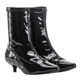 Tacones lacados en negro con un calcetín Ragemour 2 Tacones lacados en negro con un calcetín Ragemour 2