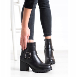 SDS Trabajadores con estilo en un bar negro 2 SDS Trabajadores con estilo en un bar negro 2