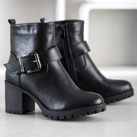 SDS Trabajadores con estilo en un bar negro 1 SDS Trabajadores con estilo en un bar negro 1