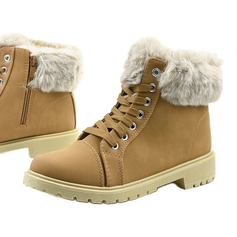 Camello picante, botas de montaña aisladas multicolor 1 Camello picante, botas de montaña aisladas multicolor 1