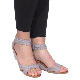 Sandalias grises en una delicada cuña C7113-2 3