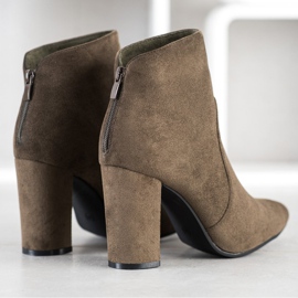 Ideal Shoes Botas clásicas en un poste marrón caqui 1 Ideal Shoes Botas clásicas en un poste marrón caqui 1