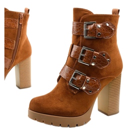 Botines de ante marrón en el poste de Lilybank 1 Botines de ante marrón en el poste de Lilybank 1