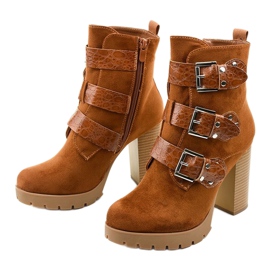 Botines de ante marrón en el poste de Lilybank 2 Botines de ante marrón en el poste de Lilybank 2