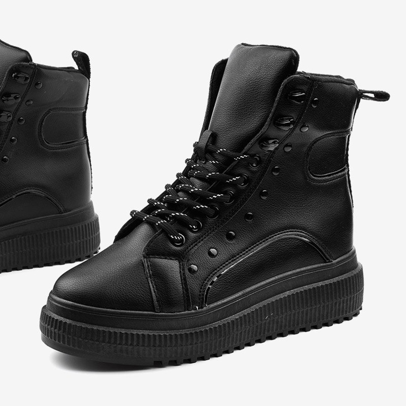 Botas deportivas negras en la plataforma Aethireisis. negro 1