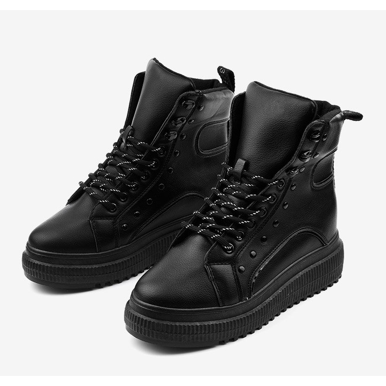 Botas deportivas negras en la plataforma Aethireisis. negro 2