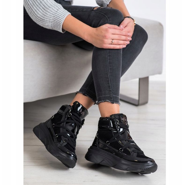 Kylie Tramperos lacados en negro de moda 1