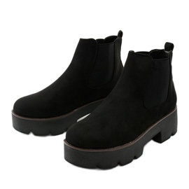 Botines de ante negro en la plataforma Arnlando 3