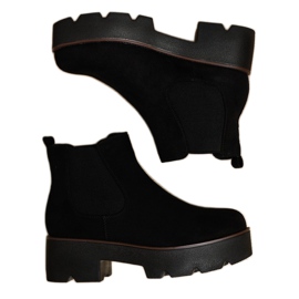 Botines de ante negro en la plataforma Arnlando 4