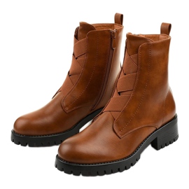 Botas marrones en el poste de Chanhett aislado marrón 2 Botas marrones en el poste de Chanhett aislado marrón 2