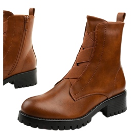 Botas marrones en el poste de Chanhett aislado marrón 1 Botas marrones en el poste de Chanhett aislado marrón 1