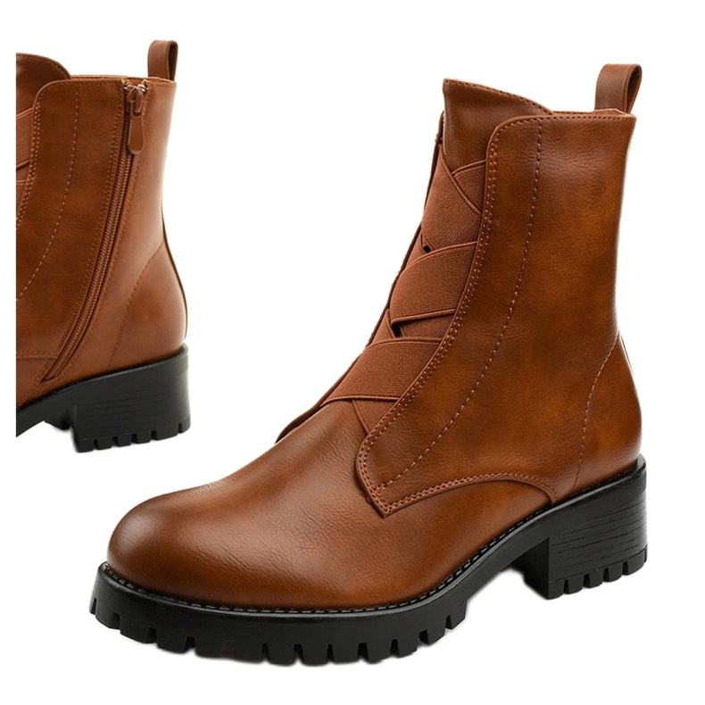 Botas marrones en el poste de Chanhett aislado marrón 1