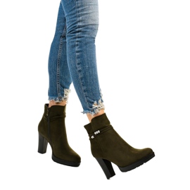 Botas altas verdes en el puesto de Vabella 1