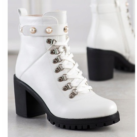 Ideal Shoes Botas de rock en el poste blanco 2