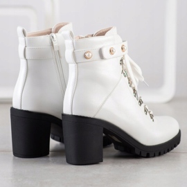 Ideal Shoes Botas de rock en el poste blanco 1