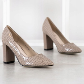 Goodin Bombas con estilo en un pilar beige 1 Goodin Bombas con estilo en un pilar beige 1