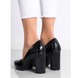 Goodin Bombas en un pilar negro 1