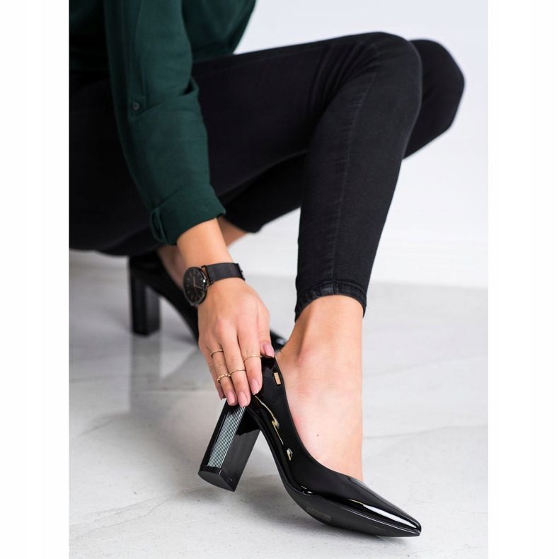 Goodin Bombas en un pilar negro 2