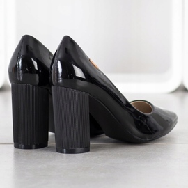 Goodin Bombas en un pilar negro 3