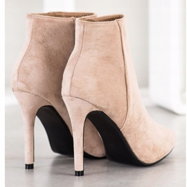 Small Swan Botas con estilo en un tacón alto. beige 1 Small Swan Botas con estilo en un tacón alto. beige 1