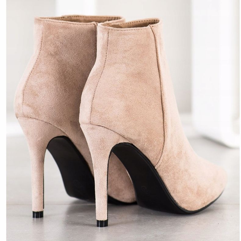 Small Swan Botas con estilo en un tacón alto. beige 1