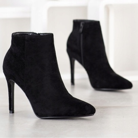 Small Swan Botas con estilo en un tacón alto. negro 1 Small Swan Botas con estilo en un tacón alto. negro 1