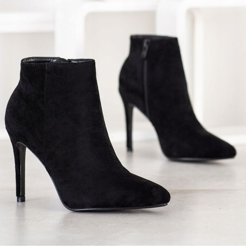 Small Swan Botas con estilo en un tacón alto. negro 1 Small Swan Botas con estilo en un tacón alto. negro 1