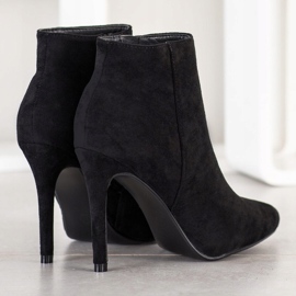 Small Swan Botas con estilo en un tacón alto. negro 2 Small Swan Botas con estilo en un tacón alto. negro 2