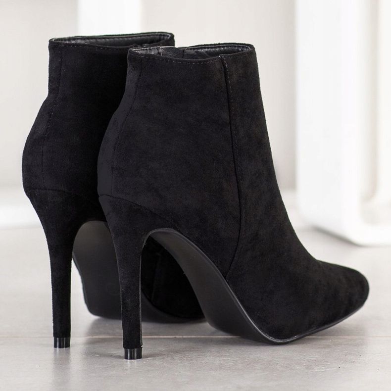 Small Swan Botas con estilo en un tacón alto. negro 2 Small Swan Botas con estilo en un tacón alto. negro 2