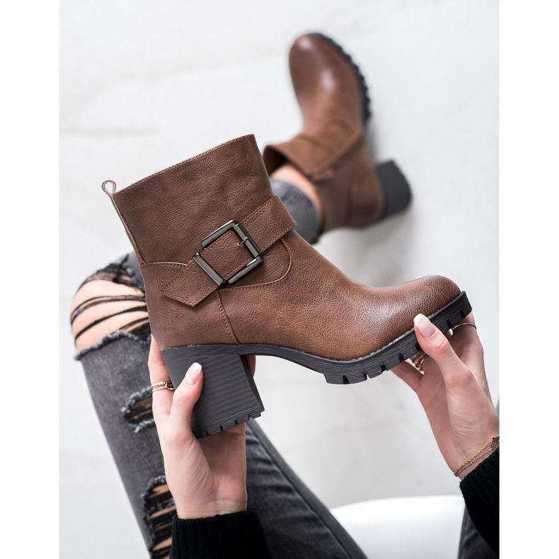 SDS Trabajadores con estilo en un bar marrón 2 SDS Trabajadores con estilo en un bar marrón 2