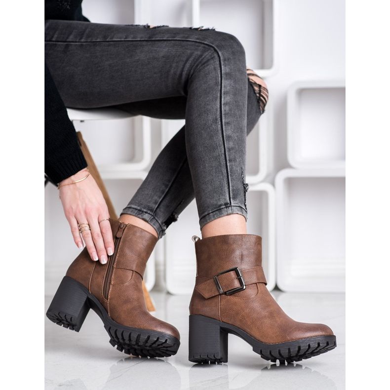 SDS Trabajadores con estilo en un bar marrón 1 SDS Trabajadores con estilo en un bar marrón 1