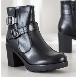 Bestelle Botas en un poste negro 2