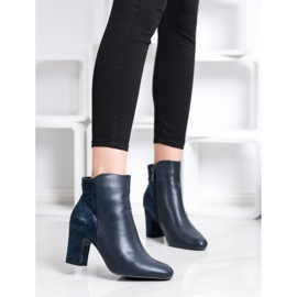 Kylie Botas azul marino en un pilar 1