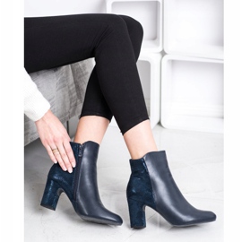 Kylie Botas azul marino en un pilar 4