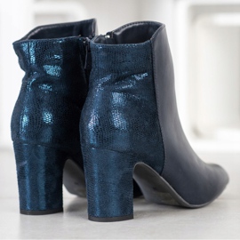 Kylie Botas azul marino en un pilar 2