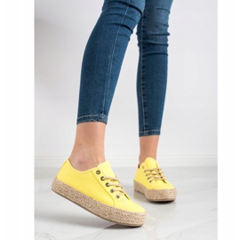 Kylie Zapatillas en una plataforma de paja amarillo 1