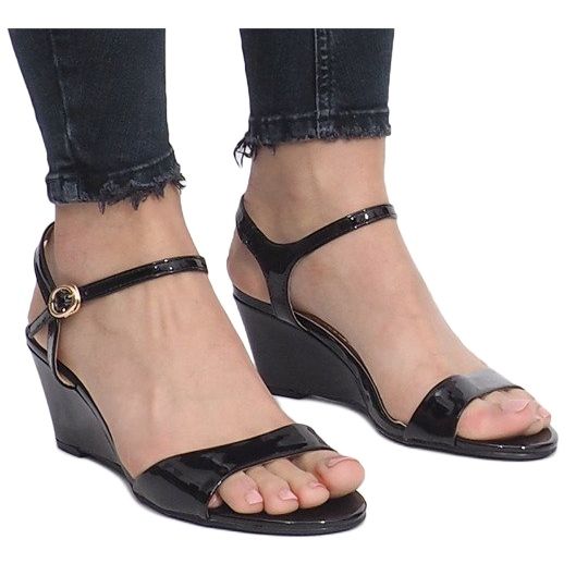 Sandalias lacadas en negro sobre un delicado tacón de cuña Queen 1