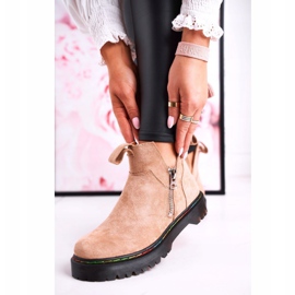 Botines chelsea de mujer con pespuntes de colores ante beige Addison 2 Botines chelsea de mujer con pespuntes de colores ante beige Addison 2