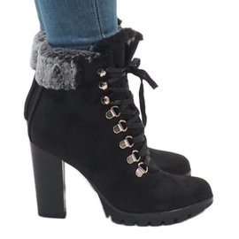 Botines negros en el poste N50 1