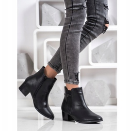 Kylie Botas en un poste bajo negro 4