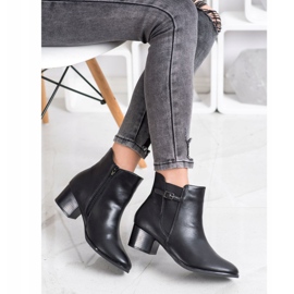 Kylie Botas en un poste bajo negro 1