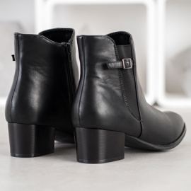 Kylie Botas en un poste bajo negro 2