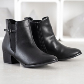 Kylie Botas en un poste bajo negro 3