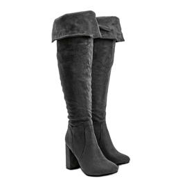 Botas grises aisladas con una parte superior de infrarrojos suave 1