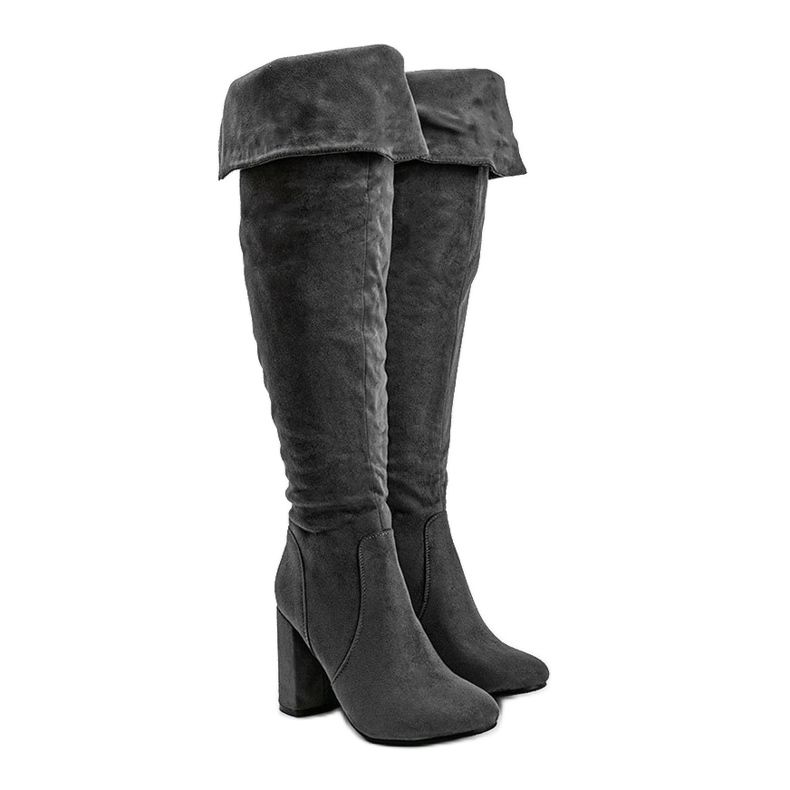 Botas grises aisladas con una parte superior de infrarrojos suave 1